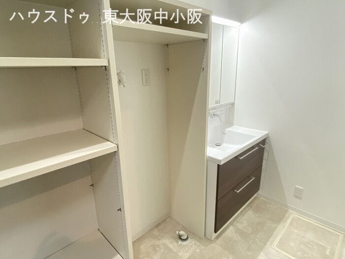 洗面台にも収納スペースあります
消耗品のストックも置いておけます!