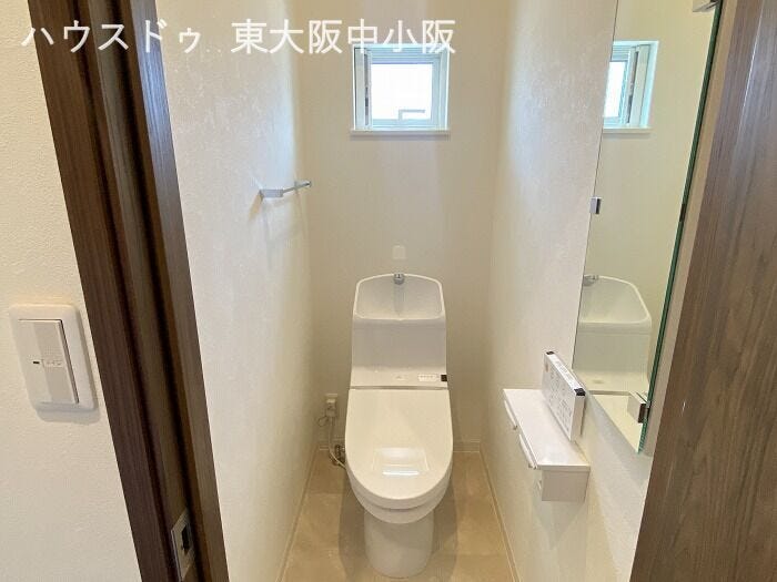 トイレには鏡もついてます♪