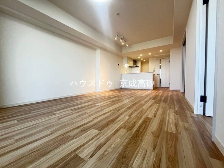 明るく開放的な空間が広がるリビングダイニング。室内には豊かな陽光が注ぎ込み、爽やかな住空間を演出。ホームパーティーでもゲストと一緒に料理を楽しみながら楽しい時間を過ごせそうですね。