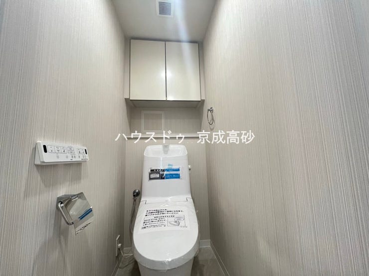 お掃除しやすい素材と機能にこだわったトイレはいつまでもキレイが続きます。少ない水量で洗浄できる、環境にもお財布にもやさしいエコなトイレです。