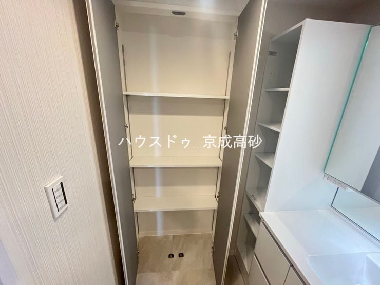 適材適所の収納付きです。