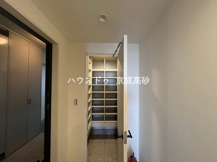 物入が玄関にあり、靴以外の収納も沢山できます。いつでも玄関をスッキリと片付けられ、身支度を簡単に済ませるにも最適です。