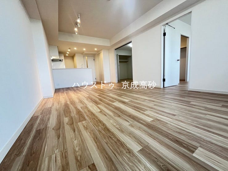 【外観】
広々としたLDKは、家具のレイアウトも自由自在なので、ご家族の理想のスペースが作り上げられます。素敵なインテリアに囲まれた、自分好みの空間を。