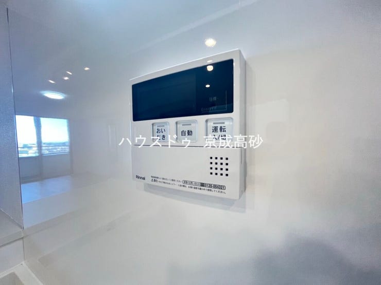 キッチンの壁にはユニットバスのコントローラーが設置されています!
お湯張りや追焚き操作もキッチンから操作でき、いつでも温かいお風呂に入ることができます!
・給湯器コントローラーです。