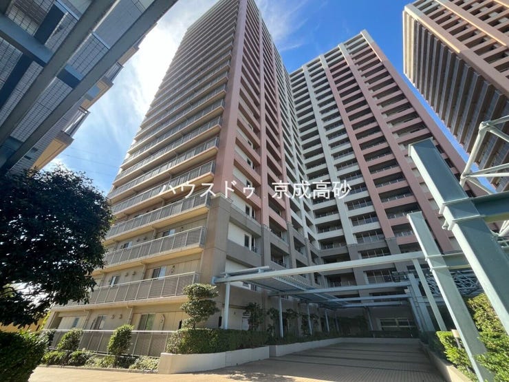 爽やかな青空の下に贅沢なほどに降り注ぐ陽光、豊かな居住性と、クオリティ。住まうことの喜びを感じさせてくれます。