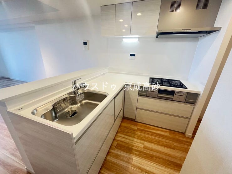 キッチンスペースは明るい空間に!細部にまで施された上質なアイテムが快適な日常生活を叶えてくれます。お料理もしやすく、お子様の様子を見ながら家事も出来ます!