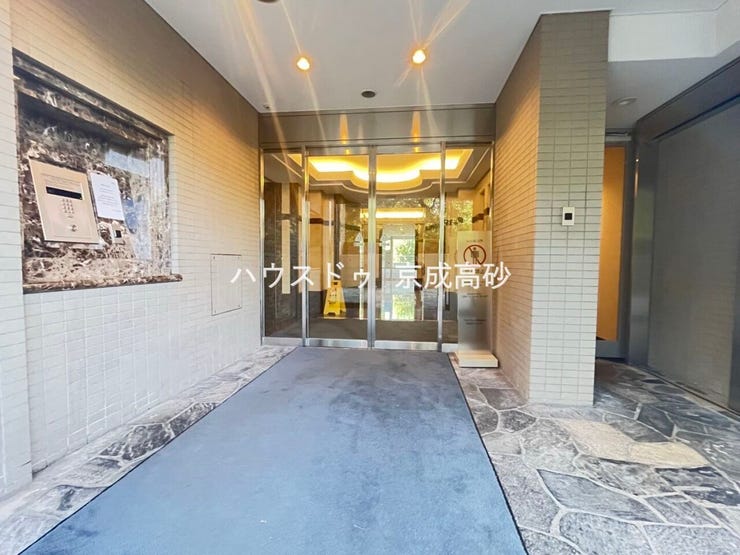 外と内をつなぐエントランスは管理が行き届き、居住者を優しく迎え入れてくれます。