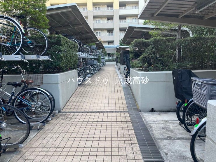 きちんと整備された駐輪場。住む方の心遣いが感じられます。空き状況は、お気軽にお問合せください。