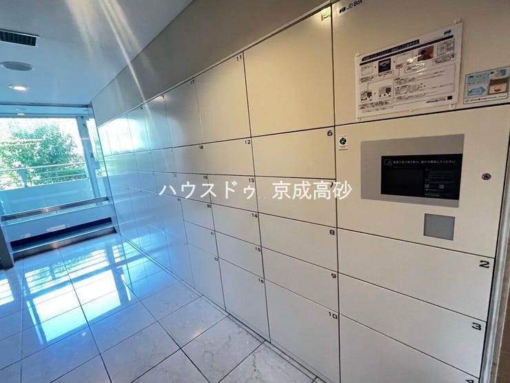 共用部分の宅配ボックスです。留守中の荷物受け取りもできるので、安心して外出ができますね。