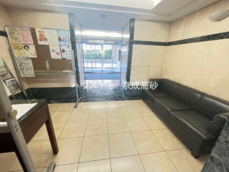 エントランス内部は、管理が行き届き清潔な共有スペースとなっています。