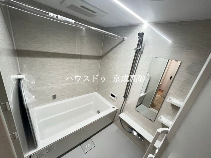 広い浴槽で足を伸ばせば1日の疲れも癒されます。落ち着いた雰囲気で、毎日のバスタイムが楽しみになりそうです。