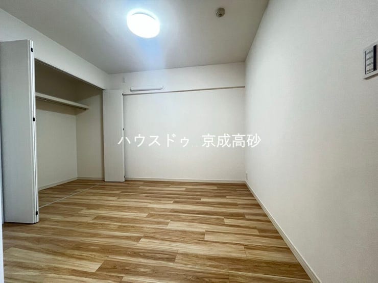 家族一人ひとりの大切なプライベート空間。趣味に合わせて使って頂けるようシンプルに仕上げてあります。暮らし心地を大きく左右する収納をしっかり確保した使い勝手のいいお部屋です。