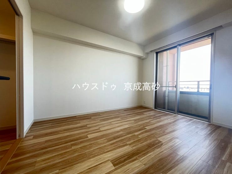 大きな窓からは快適な光を取り入れ、通気性能を上げる事で居心地の良い空間を演出してくれます。