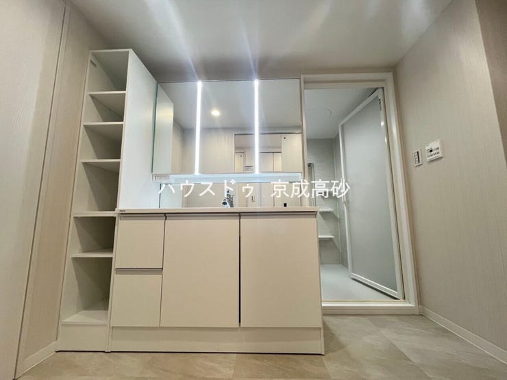 収納スペースもバッチリなこちらの洗面台。忙しい朝の時間にお役立ち!化粧品やヘアケア用品など細かな物も収納しておけるから「あれ?アレどこだっけ?」がありません。