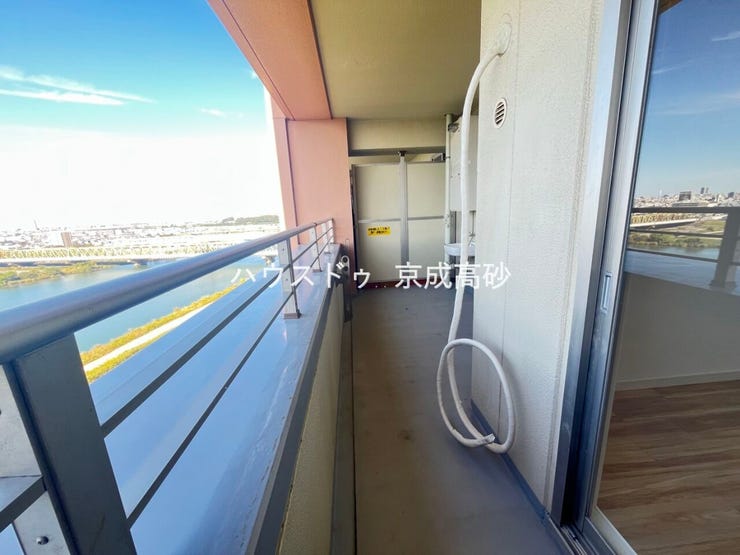 暖かい陽ざしが差込むバルコニー。晴れた日には洗濯物が良く乾きます。風通しも良好です。