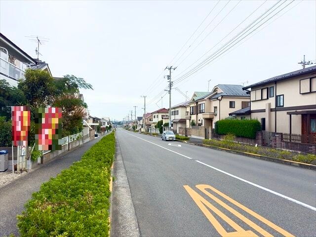 【南側 前面道路】幅員約7m以上の前面道路です。普通車が余裕を持ってすれ違うことの出来る道幅です。もちろん、大型車も余裕を持って通行出来ます。