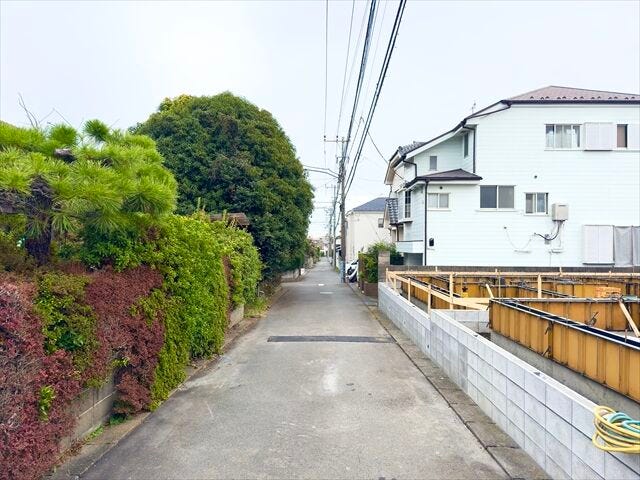 【北側 前面道路】幅員約4mの前面道路です。普通車が1台通れる幅となります。大型車の通行が少ないので、振動や騒音が抑えられます。