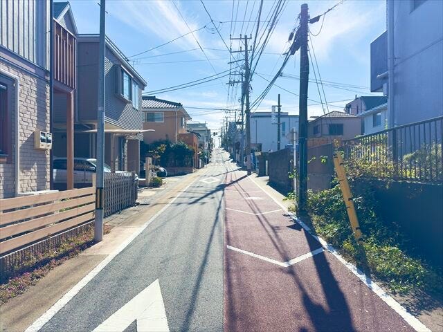 【東側 前面道路】幅員約6mの前面道路です。道路幅にゆとりがあるので、車種を選びません。大きめの車を乗りたい方にもオススメです。