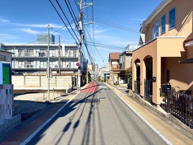 【東側 前面道路】幅員約6mの前面道路です。車がすれ違うのに十分な道幅です。車が2台と通行人も通れる幅となっています。