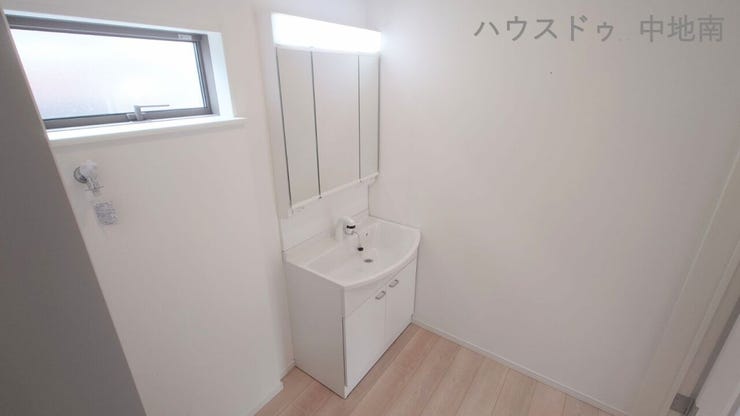 洗面室にも窓があるので自然換気できます♪