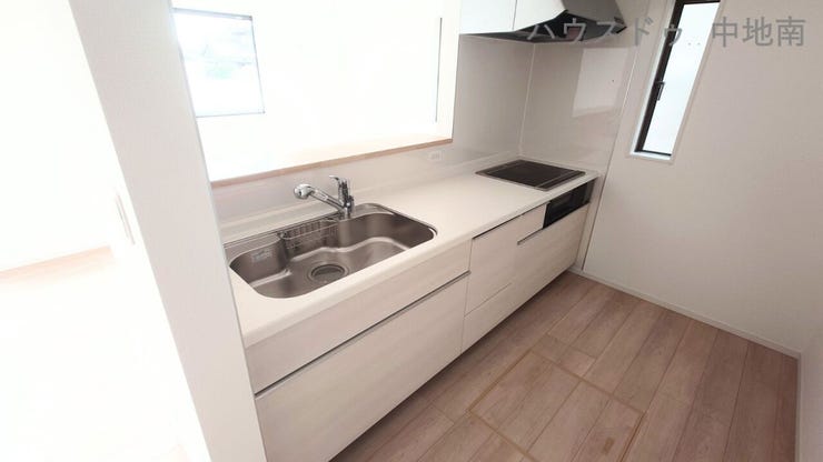 白が基調でおしゃれなシステムキッチン♪