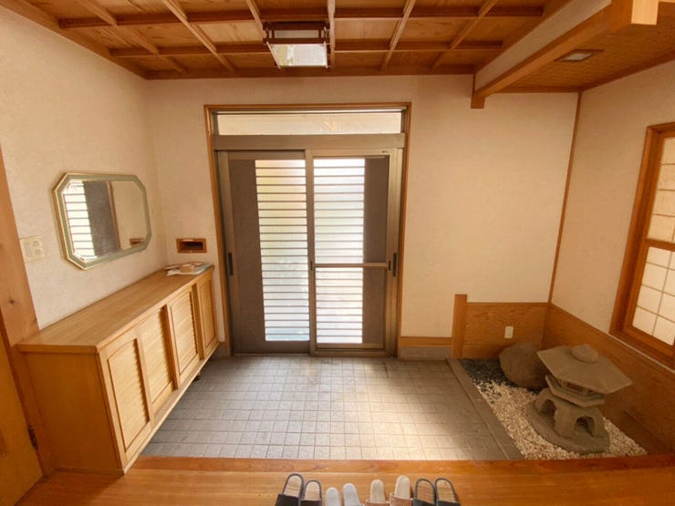 室内(2025年10月)撮影
◎本日案内可能◎
和モダンな玄関は落ち着いた雰囲気を演出してくれます♪