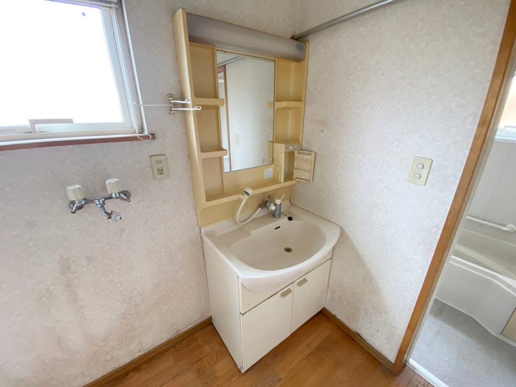 室内(2025年10月)撮影
◎本日案内可能◎
湿気のたまりやすい洗面所も、小窓があるので小まめに換気ができ衛生的です◎