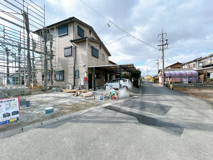 道路が狭いことで、大型車や多くの車両が通行することが少なく、静かで落ち着いた環境が得られます。特に小さなお子さんがいる家庭では安心です。