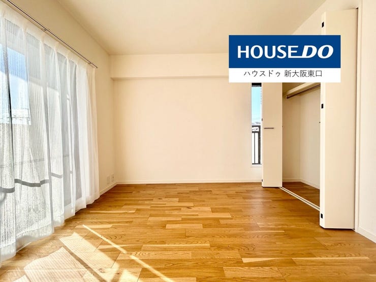 6.7帖の洋室です
南向きのバルコニーがあります。
西向きにもスリットガラスの窓があります。