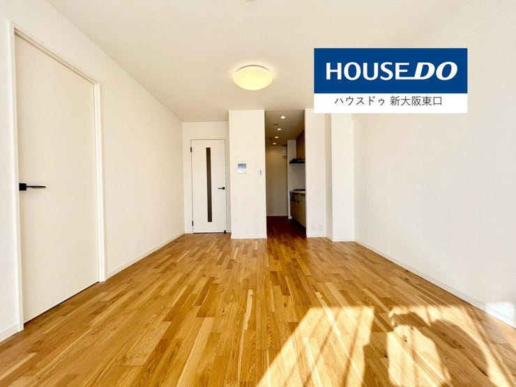 14.8帖のLDKです。
南向きにバルコニーがあります。
奥はキッチンスペースです。
左は6.7帖の洋室です。