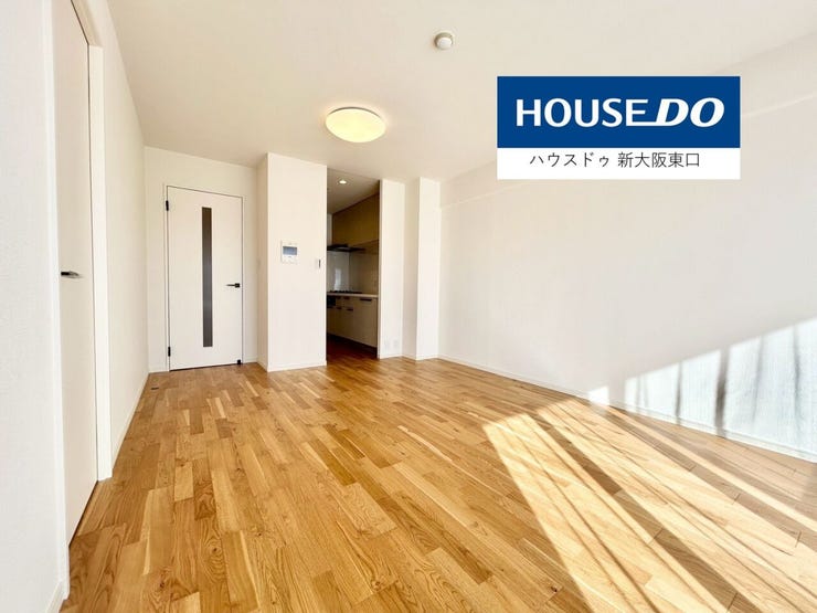 14.8帖のLDKです。
南向きにバルコニーがあります。
奥はキッチンスペースです。
左は6.7帖の洋室です。