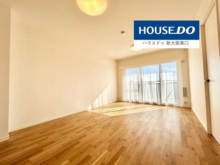 14.8帖のLDKです。
南向きにバルコニーがあります。
奥はキッチンスペースです。
左は6.7帖の洋室です。