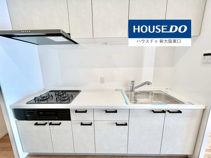 三口コンロ・グリル付きのシステムキッチン