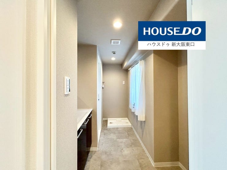 奥に洗濯機置き場があり、窓もあるので換気いいです。