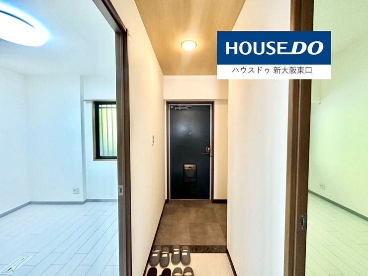 玄関周辺のクロスや照明も新品に。
明るい玄関です。