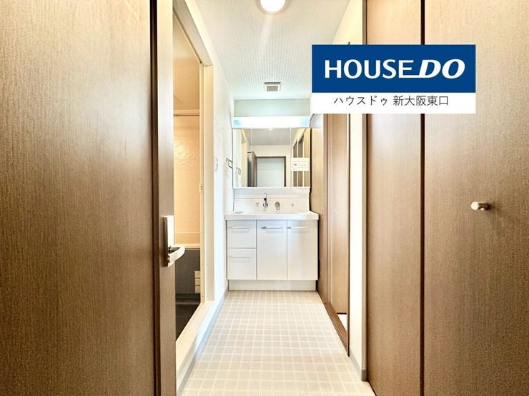 洗面台は新調です。
3面強タイプのシャンプードレッサーです。