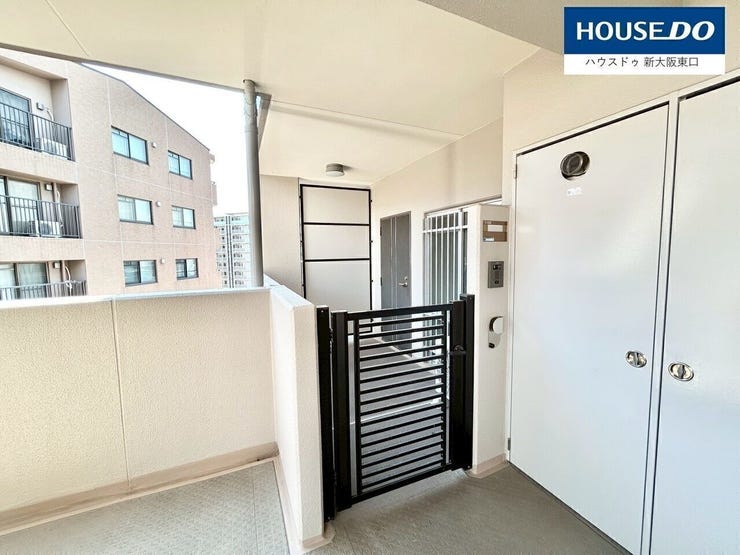 ポーチ付き玄関で防犯面強化!