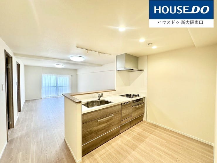 キッチンスペースは、広々しています。冷蔵庫の置き方についてもいくつかのパターンが選べますね