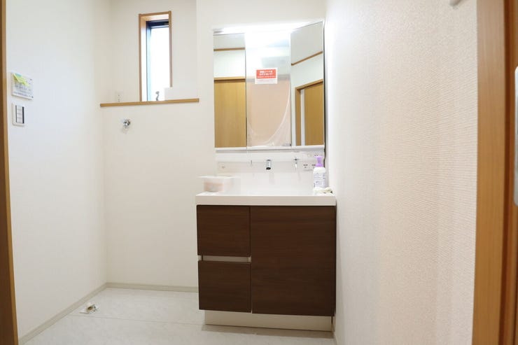 洗面所 同仕様 
シャワー付き洗面化粧台♪
朝の身支度も楽々♪