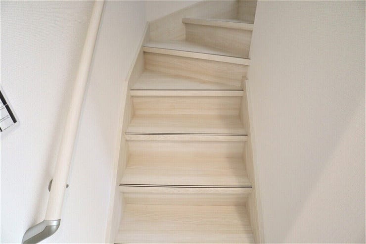 階段 同仕様 
小さなお子様からご年配の方まで安心の手すり付き階段♪