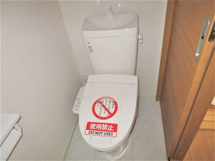トイレ 同仕様 
温水洗浄便座♪
寒い季節も快適です♪
