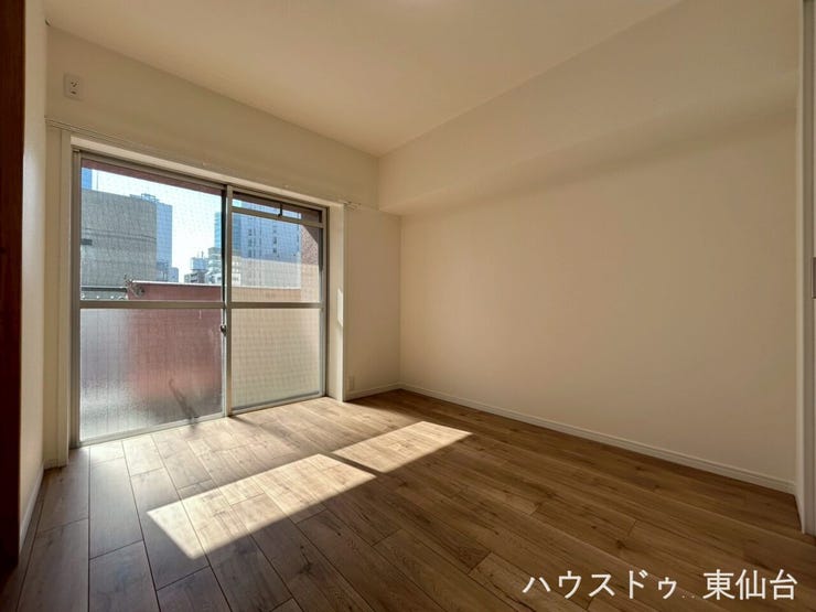 リビング横の5帖の洋室です♪元気な光が差し込んできます♪