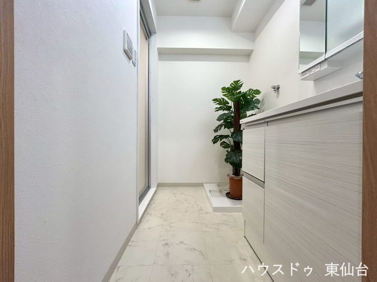 内装に調和した色味の清潔感のある洗面所です♪