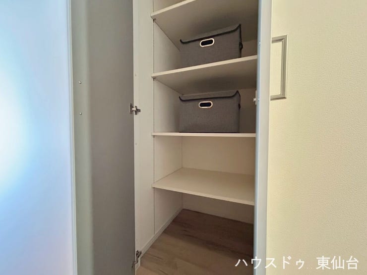 廊下の収納です♪空間を有効に使える棚付きです♪