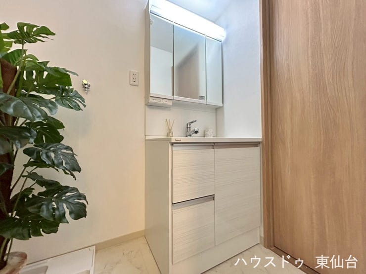 うれしい三面鏡♪お手入れのしやすいシンプルな形です♪