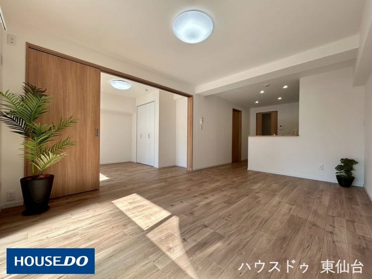 【リビング】
南西の角部屋は陽当たり良好♪駅近くで時間に余裕もでき、14帖の広いリビングでゆとりも生まれますね♪