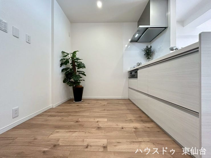 内装に調和した清潔感のある白いキッチン♪物の出し入れがしやすいスライド式の収納を採用しています♪