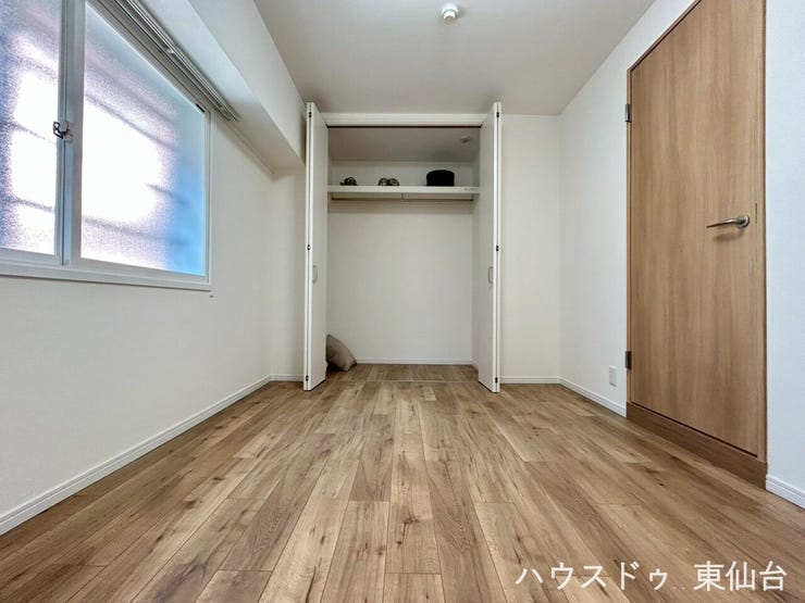 5.5帖の洋室です♪角部屋だからこその窓が明るい空間を作っています♪