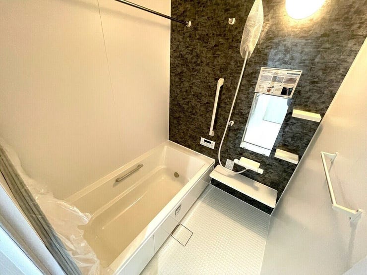 浴室 同仕様 
ゆったりくつろげるバスルーム♪
小窓付きで換気もバッチリです♪