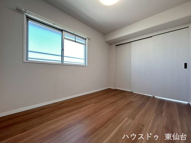 リビングには5.3帖の洋室が隣接しています。リビングを広くすることも、別のお部屋としてのご活用も可能で、さまざまな場面で活躍。